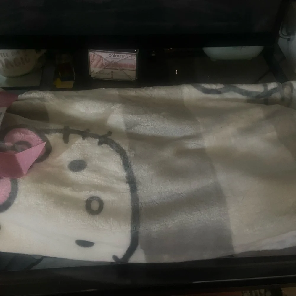 Hello Kitty Blanket - Picture 5 of 8